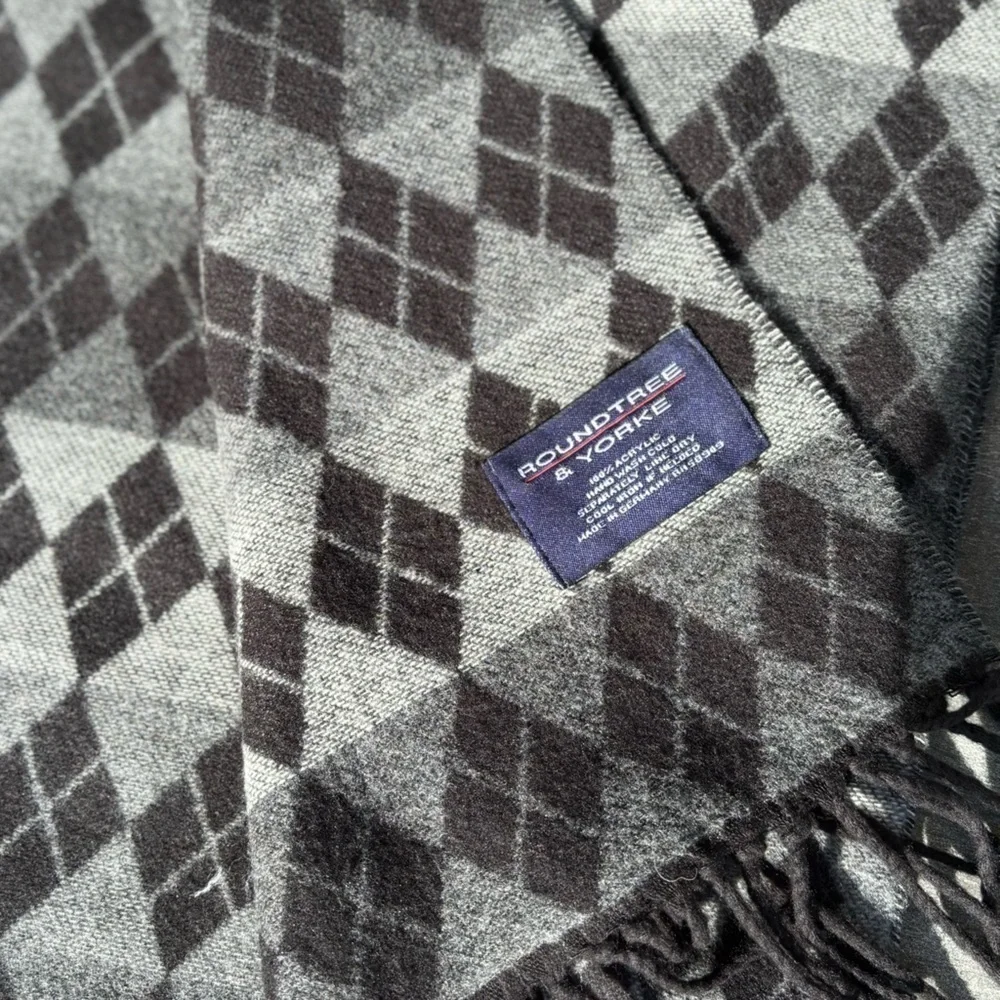 NEW Roundtree & Yorke Black and Gray Knit Argyle Scarf with Fringe Winter Scarf